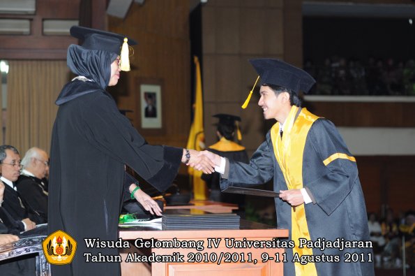 wisuda-fe-oleh-dekan-159