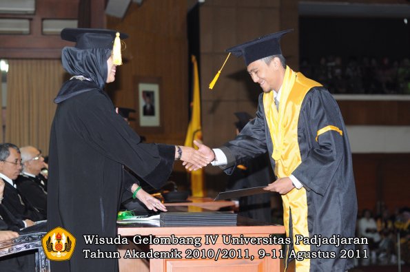 wisuda-fe-oleh-dekan-160