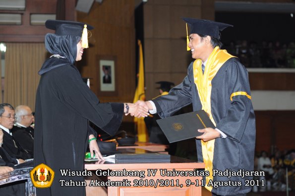 wisuda-fe-oleh-dekan-161