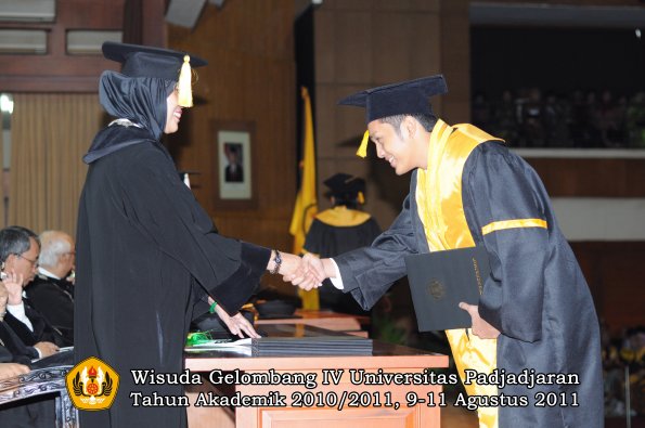 wisuda-fe-oleh-dekan-162