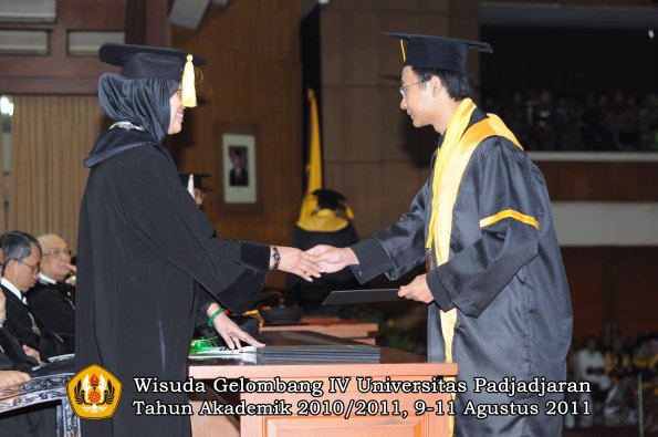 wisuda-fe-oleh-dekan-163