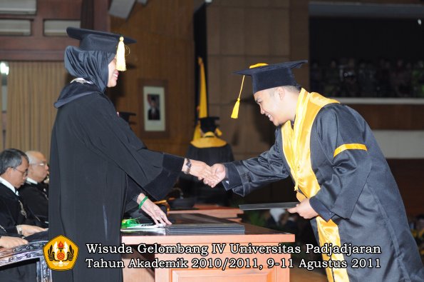 wisuda-fe-oleh-dekan-164