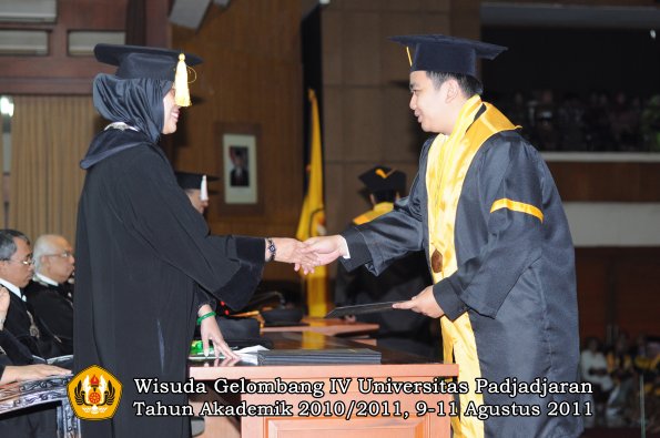 wisuda-fe-oleh-dekan-165