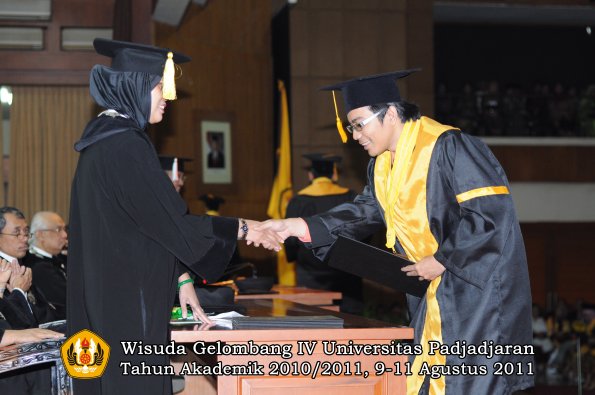 wisuda-fe-oleh-dekan-166