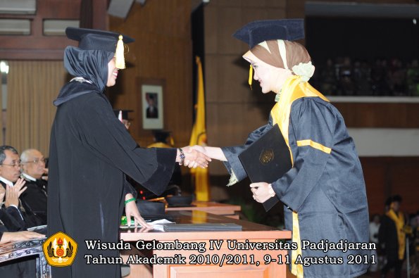 wisuda-fe-oleh-dekan-167