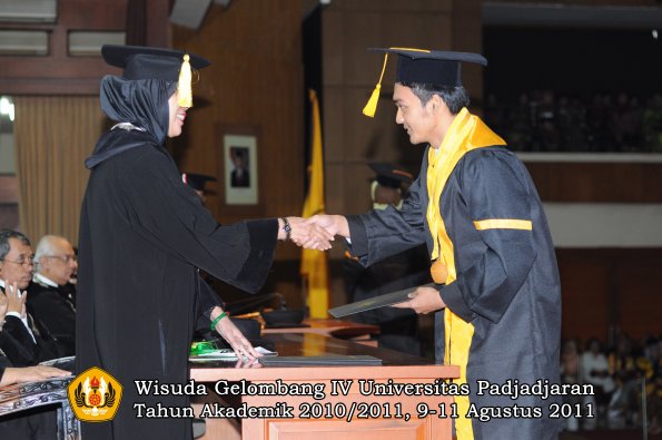 wisuda-fe-oleh-dekan-168