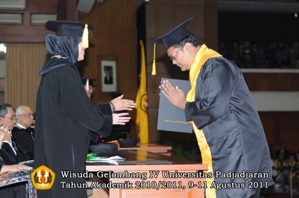 wisuda-fe-oleh-dekan-169