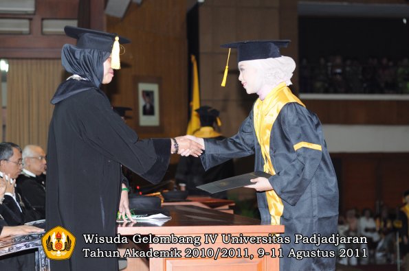 wisuda-fe-oleh-dekan-170