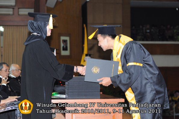 wisuda-fe-oleh-dekan-171