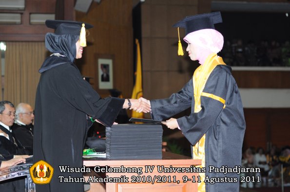 wisuda-fe-oleh-dekan-172