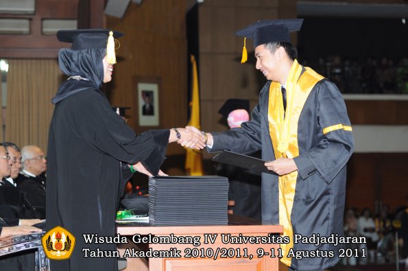 wisuda-fe-oleh-dekan-173