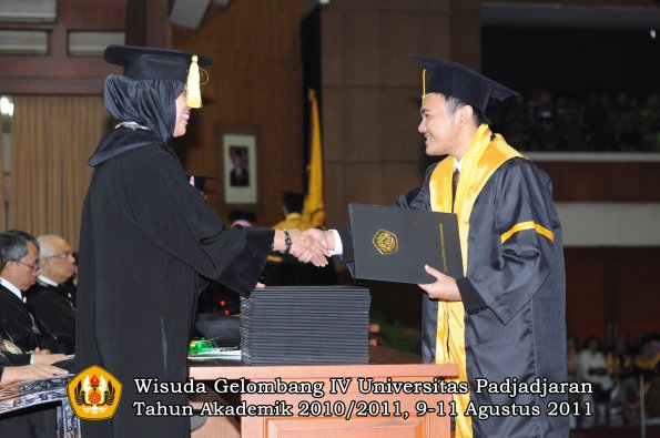 wisuda-fe-oleh-dekan-174