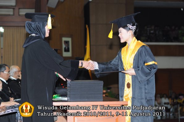 wisuda-fe-oleh-dekan-175