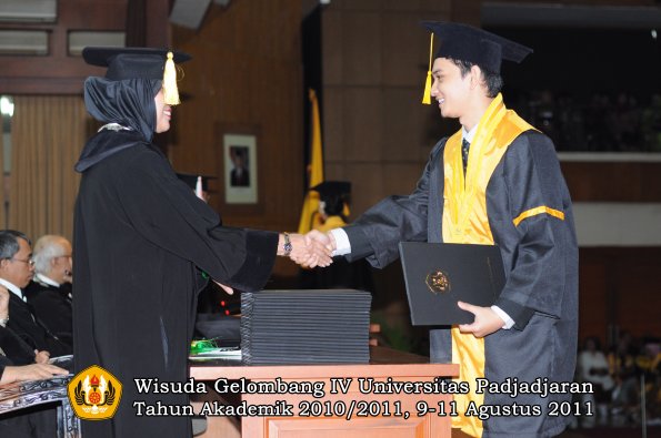 wisuda-fe-oleh-dekan-176