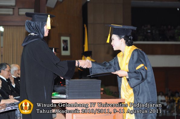 wisuda-fe-oleh-dekan-177