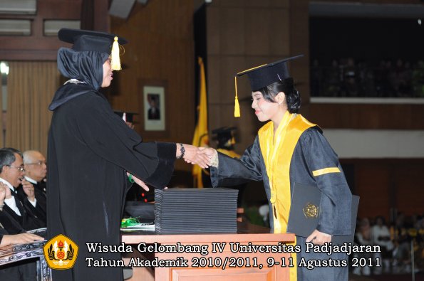 wisuda-fe-oleh-dekan-178