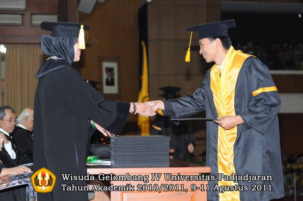 wisuda-fe-oleh-dekan-179