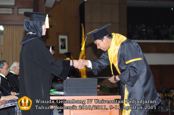 wisuda-fe-oleh-dekan-180