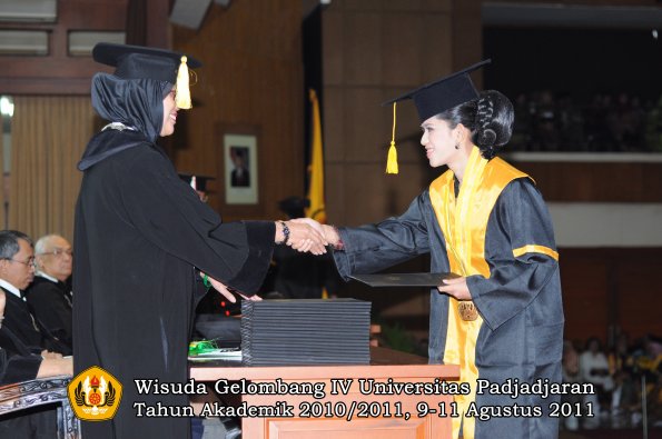 wisuda-fe-oleh-dekan-181