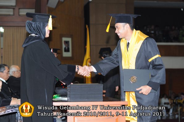 wisuda-fe-oleh-dekan-182