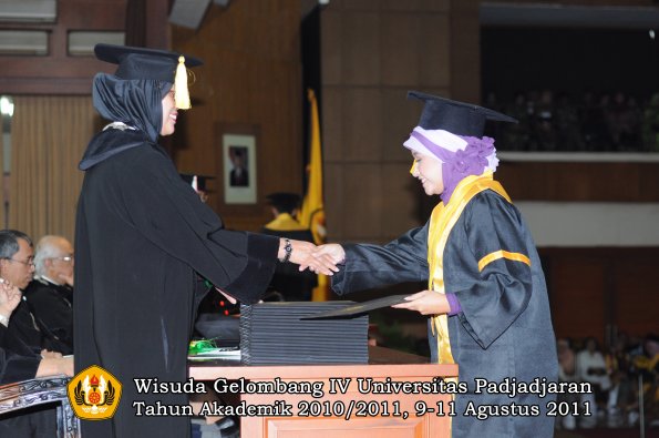 wisuda-fe-oleh-dekan-183