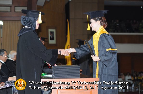 wisuda-fe-oleh-dekan-185