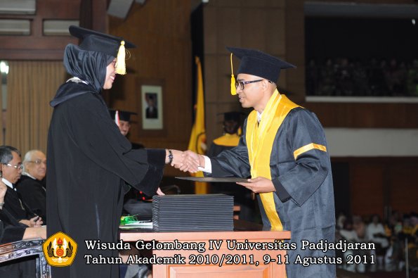 wisuda-fe-oleh-dekan-186