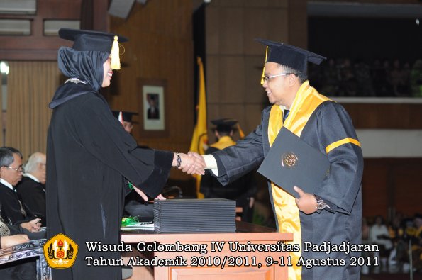 wisuda-fe-oleh-dekan-189