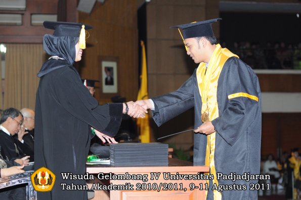 wisuda-fe-oleh-dekan-190