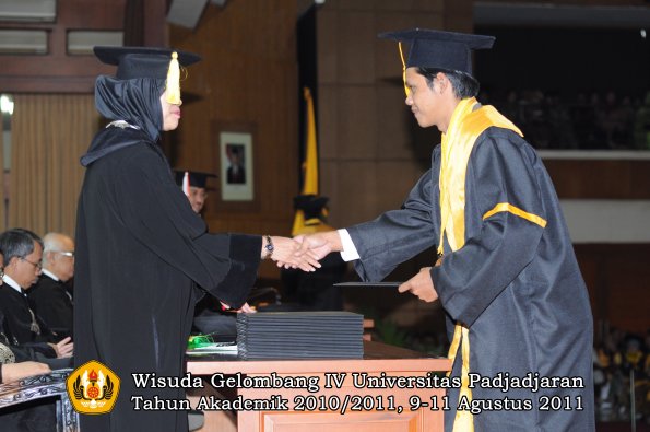 wisuda-fe-oleh-dekan-192