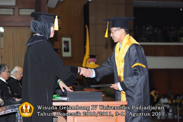 wisuda-fe-oleh-dekan-199