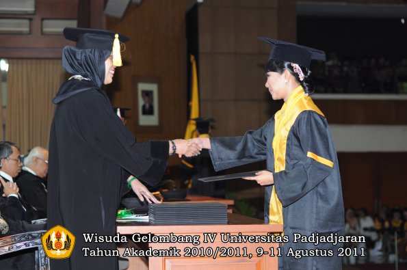 wisuda-fe-oleh-dekan-200