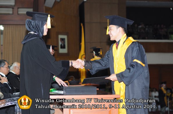 wisuda-fe-oleh-dekan-201