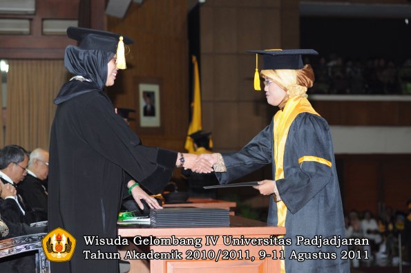 wisuda-fe-oleh-dekan-203