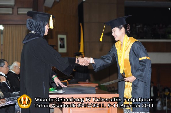 wisuda-fe-oleh-dekan-204