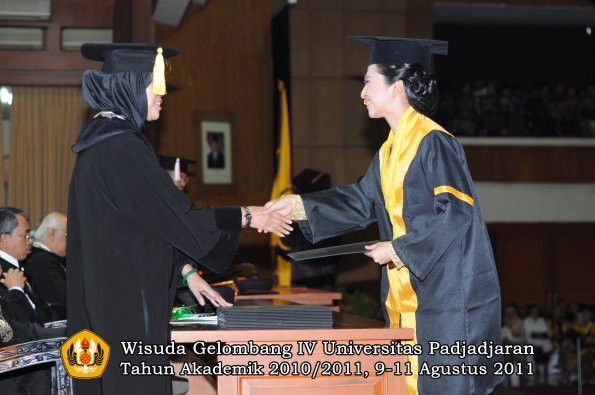 wisuda-fe-oleh-dekan-206