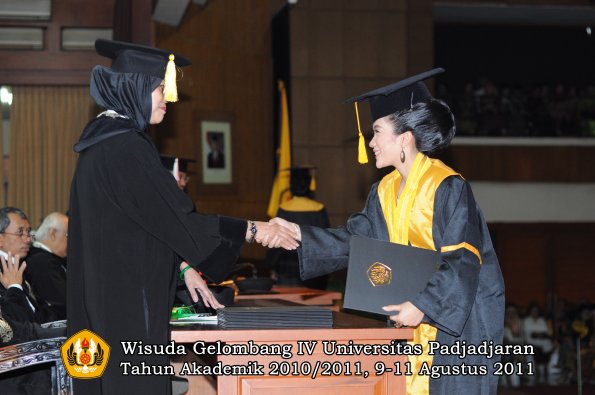 wisuda-fe-oleh-dekan-207