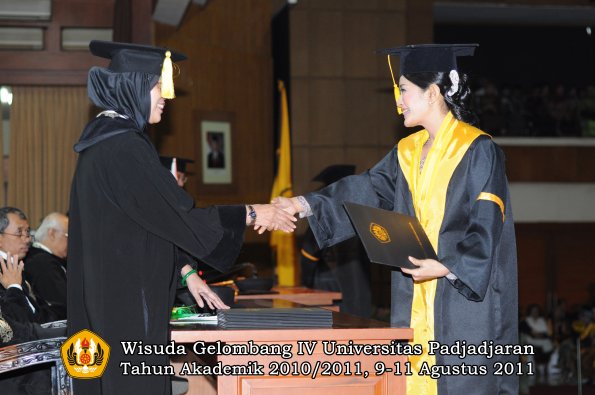 wisuda-fe-oleh-dekan-208