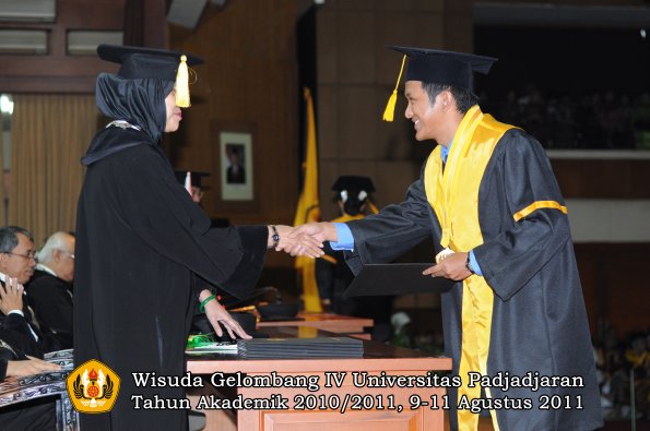 wisuda-fe-oleh-dekan-209