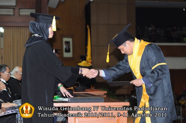 wisuda-fe-oleh-dekan-210