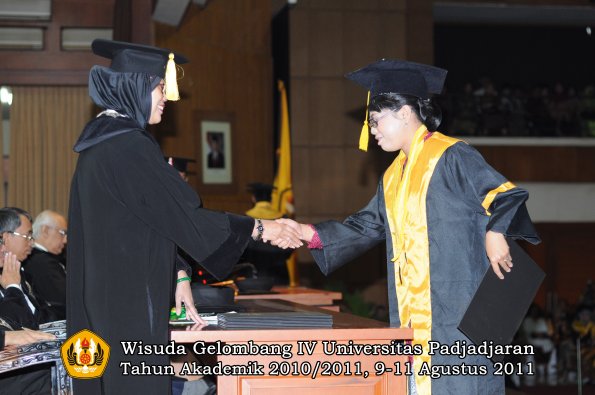 wisuda-fe-oleh-dekan-211