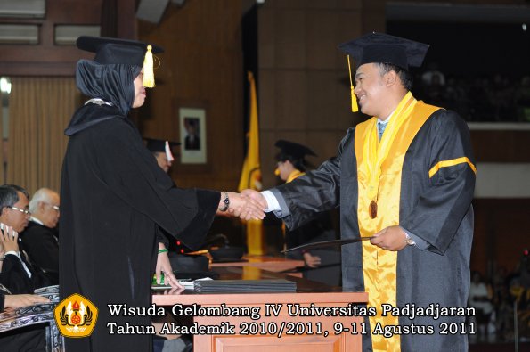 wisuda-fe-oleh-dekan-212