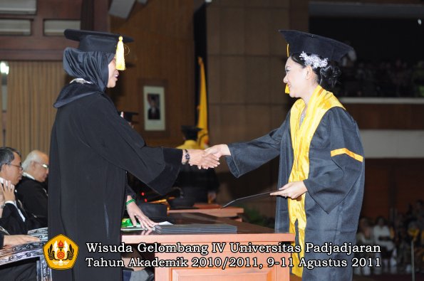 wisuda-fe-oleh-dekan-213