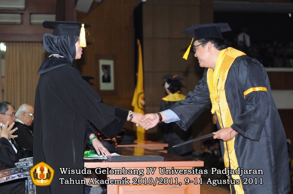 wisuda-fe-oleh-dekan-214