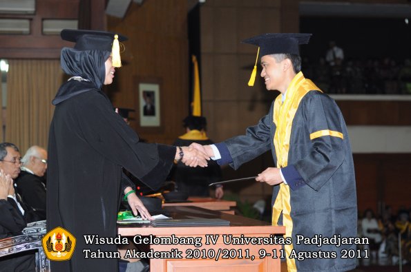 wisuda-fe-oleh-dekan-215