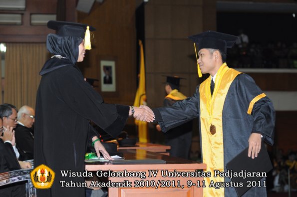 wisuda-fe-oleh-dekan-216