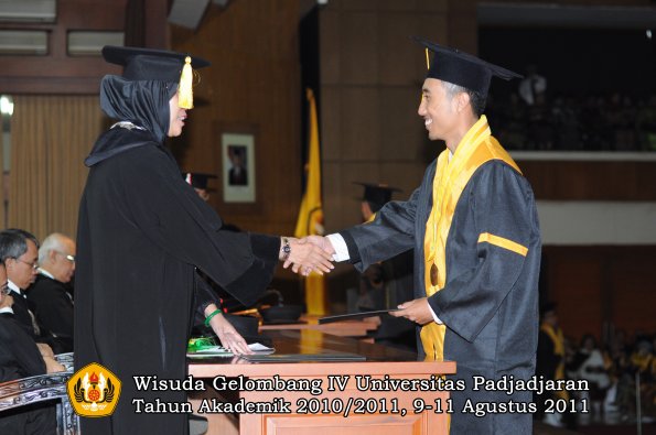 wisuda-fe-oleh-dekan-217