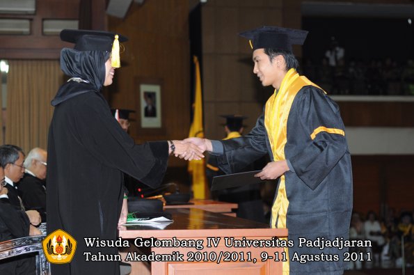 wisuda-fe-oleh-dekan-218