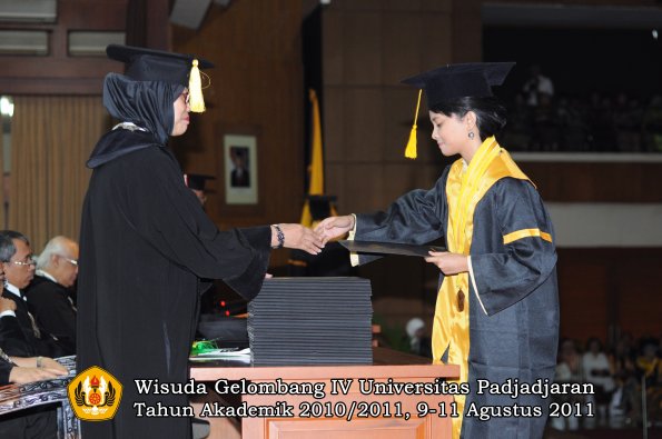 wisuda-fe-oleh-dekan-219