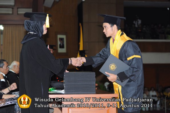 wisuda-fe-oleh-dekan-220